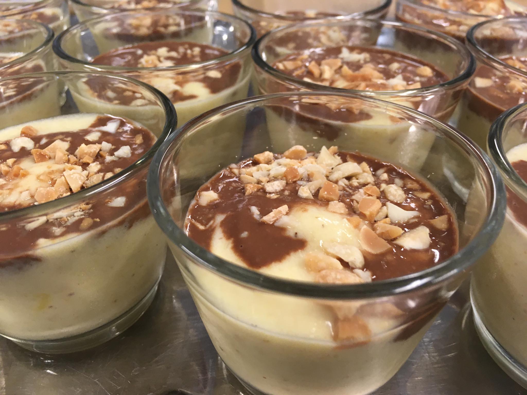 Lise Bøgsted, cremet softice, peanut sauce, chokoladesauce, lækker dessert, hjemmelavet is, mælkefri is